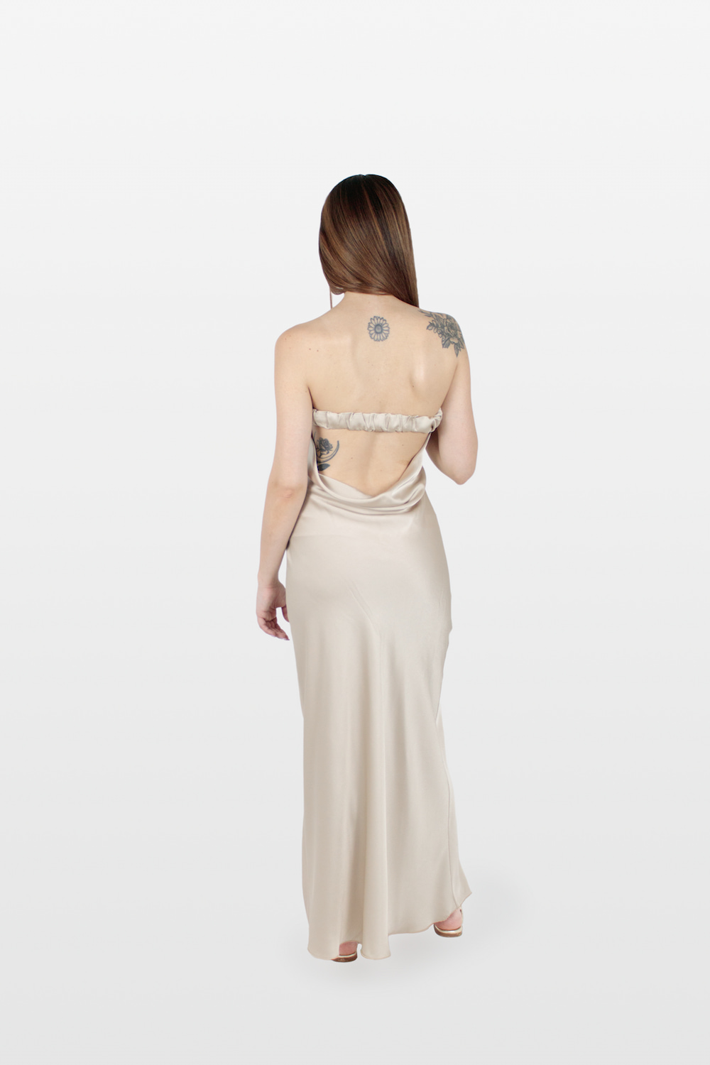 Vestido midi tubo acetinado bege, trás.