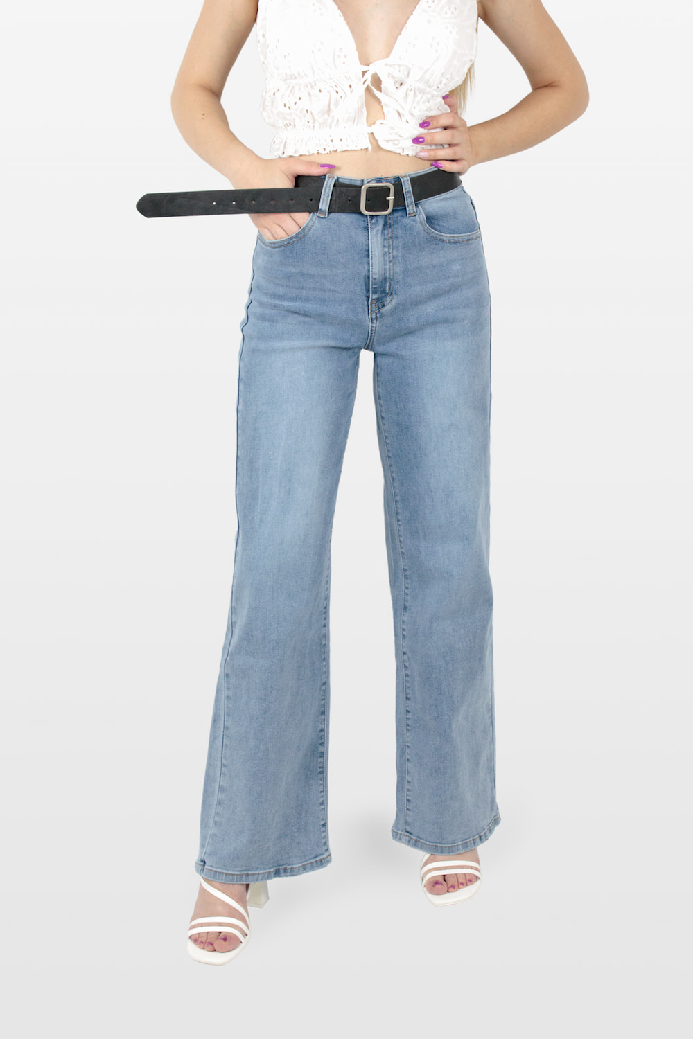 Calças de ganga straight com cinto azul, frente.