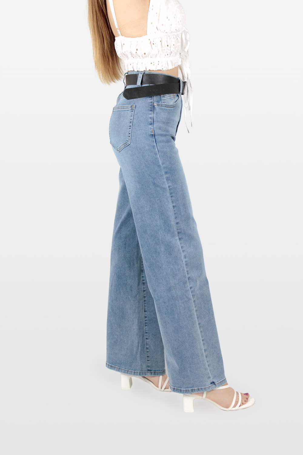 Calças de ganga straight com cinto azul, lado.