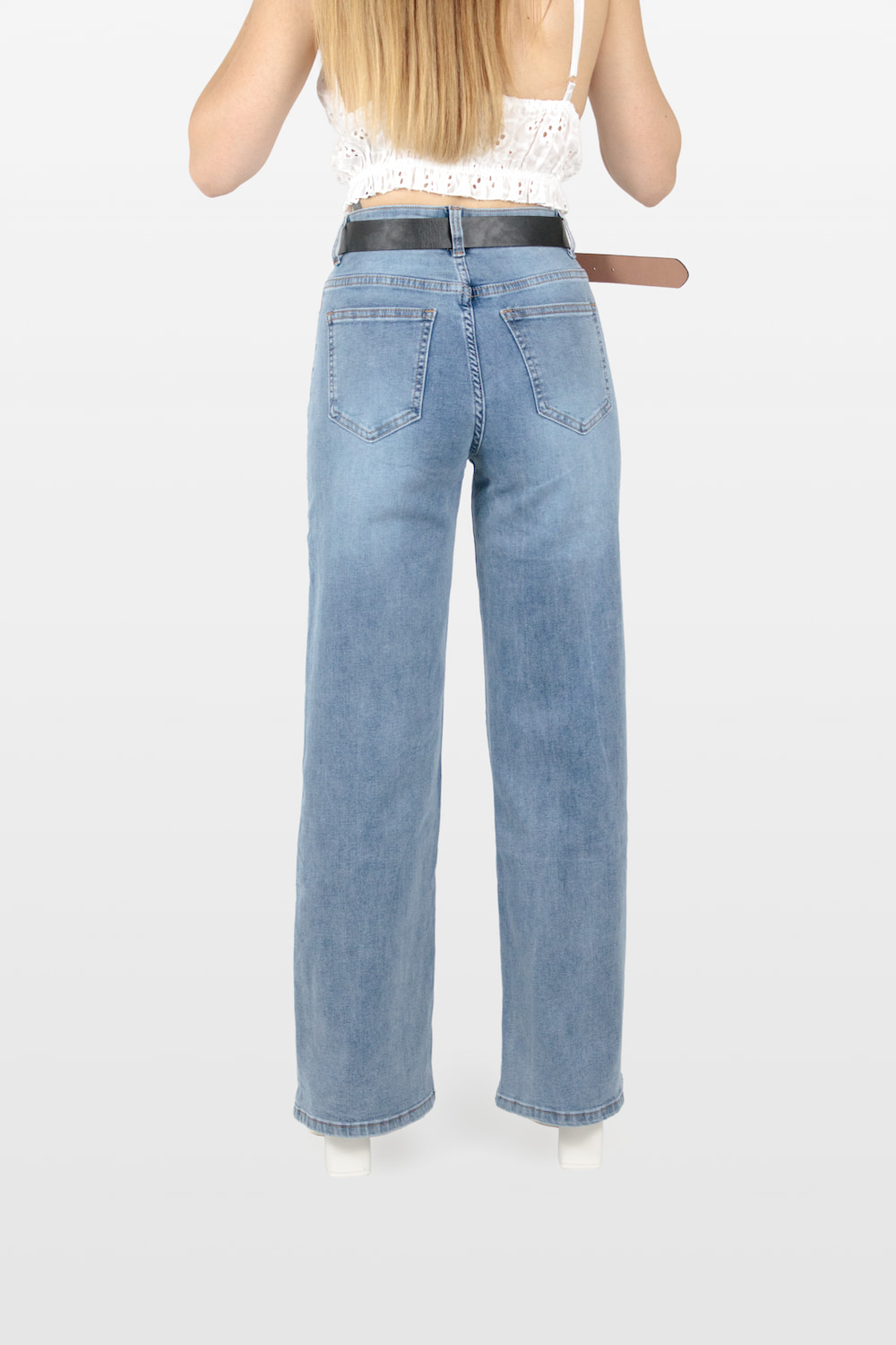 Calças de ganga straight com cinto azul, trás.