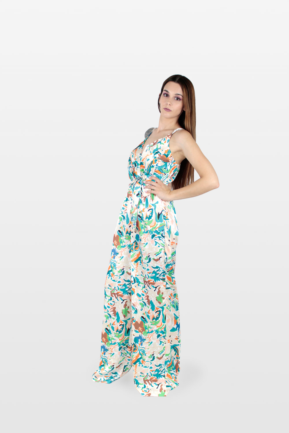 Macacão comprido acetinado com padrão colorido multicor.