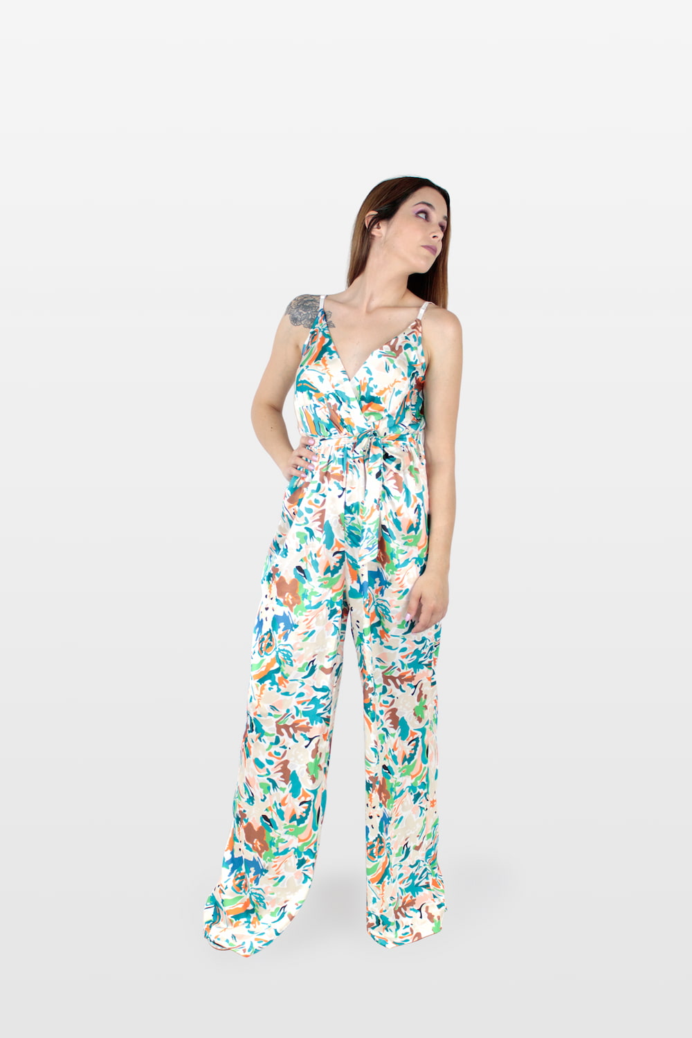 Macacão comprido acetinado com padrão colorido multicor, frente.