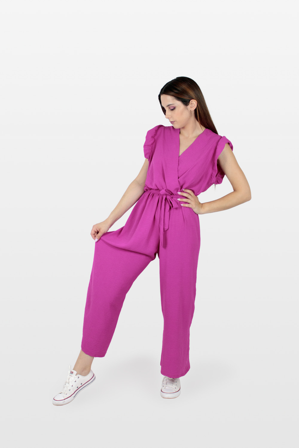 Macacão com folhos nas mangas em tecido crepe rosa.