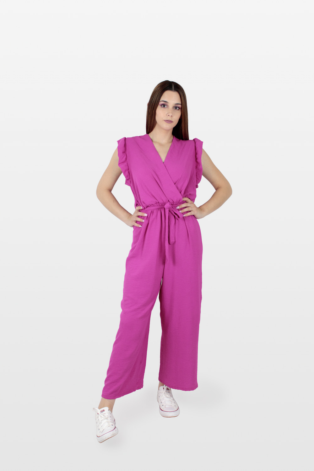 Macacão com folhos nas mangas em tecido crepe rosa, frente.