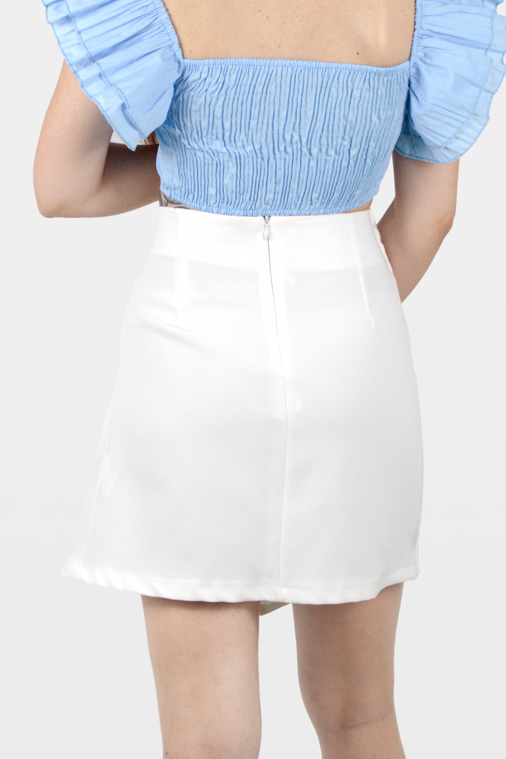 Saia fluida com detalhe de pregas branco, trás.