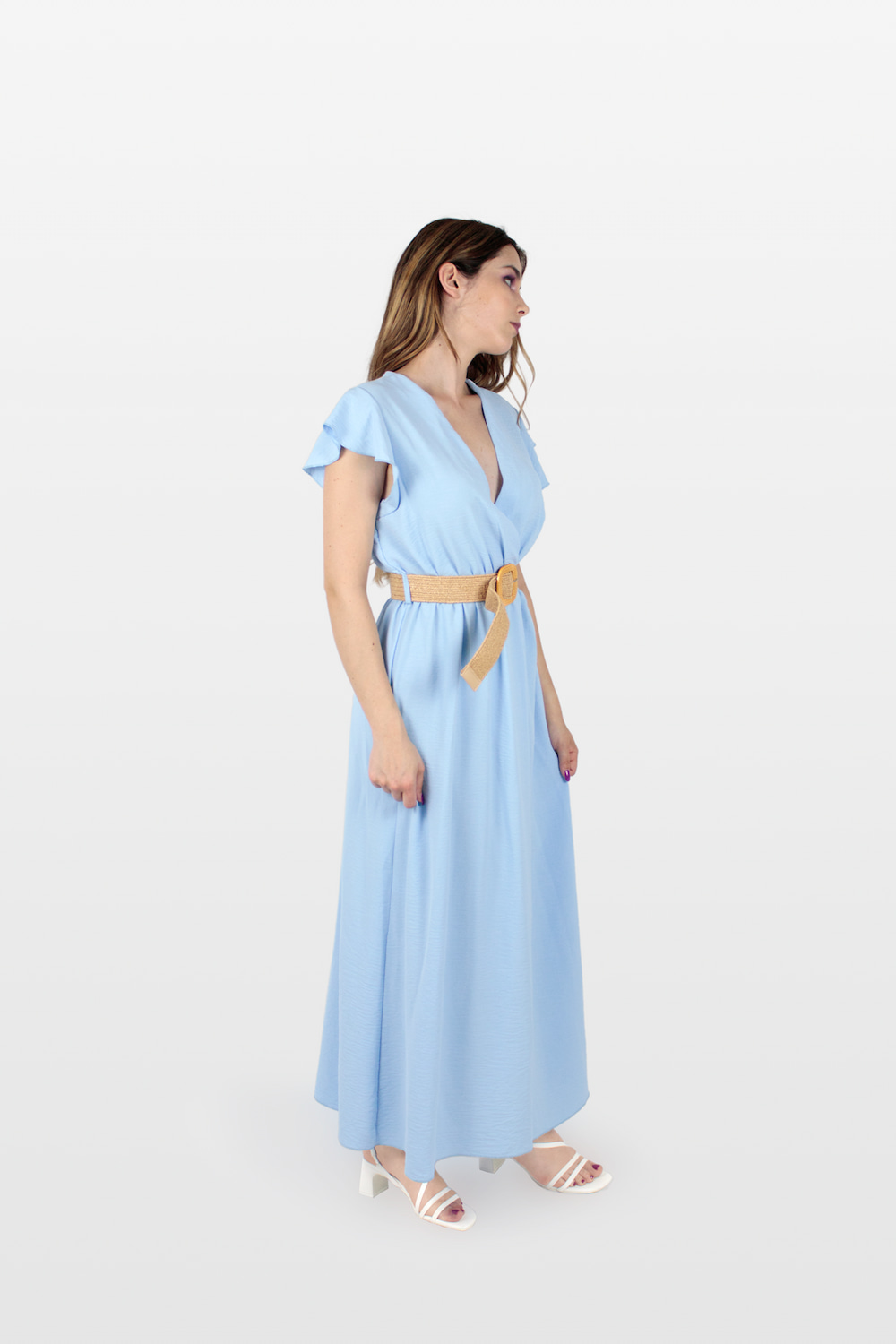 Vestido fluido com cinto de ráfia, lado.
