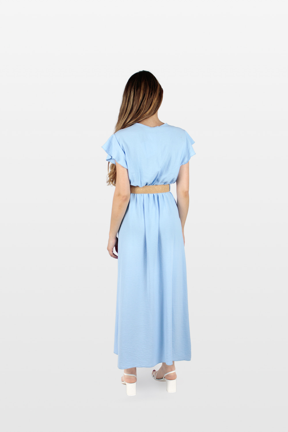 Vestido fluido com cinto de ráfia, trás.
