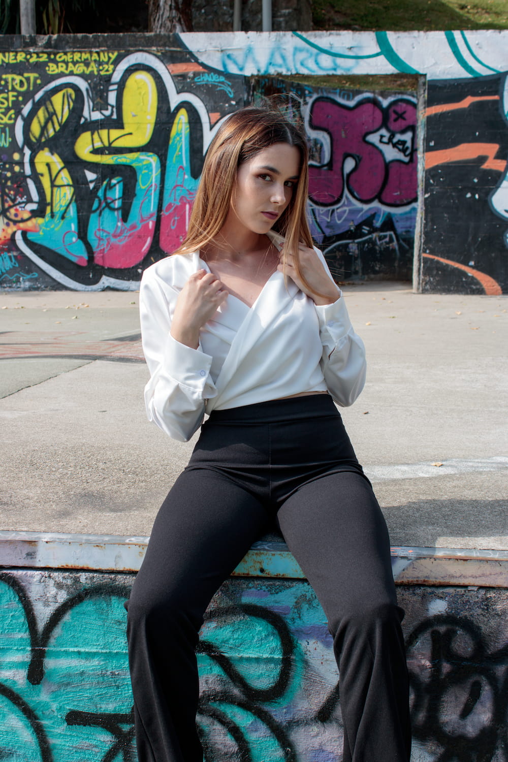 Blusa curta acetinada com laço na frente branca.