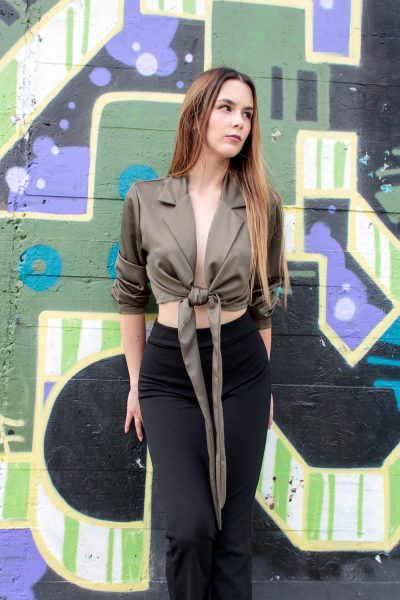 Blusa curta acetinada com laço na frente cáqui.