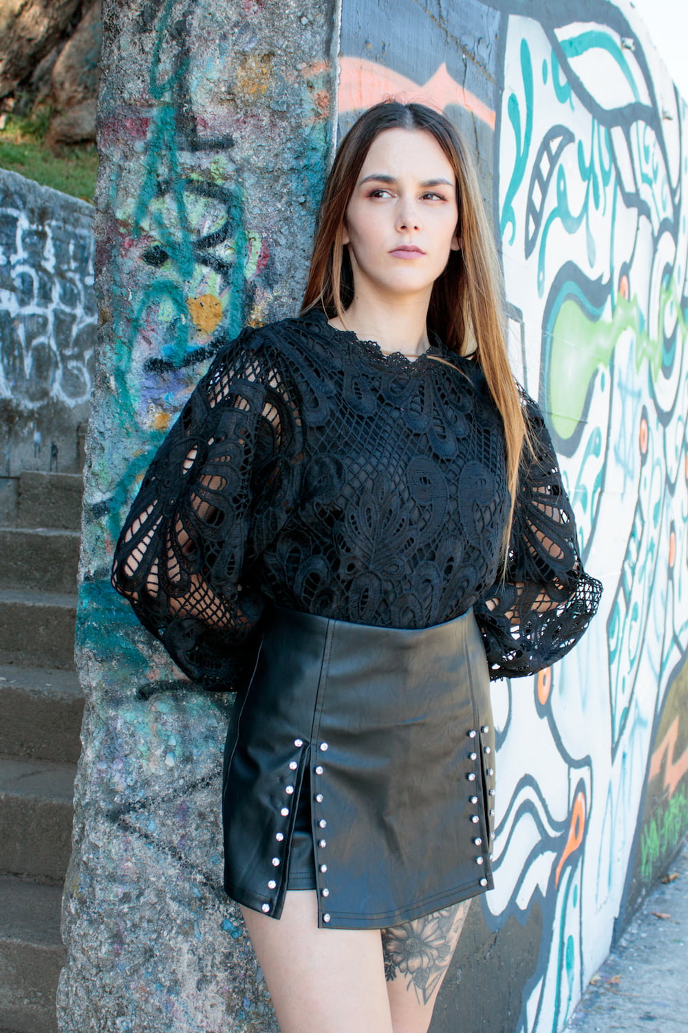 Blusa rendada com decote redondo e manga abalonada preta.