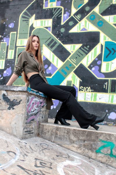 Calças lisas flare com elástico na cintura preto.