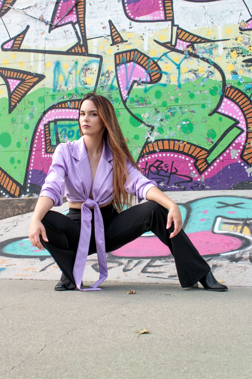 Calças lisas flare com elástico na cintura preto.