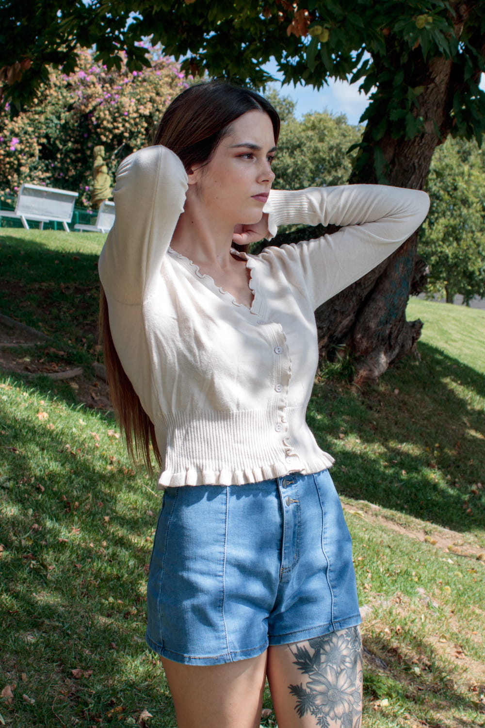 Casaco de malha com botões e folhos na gola e nos punhos bege.