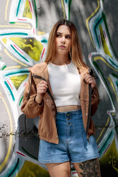 Parka curta com aperto de fecho e molas com capuz castanha.