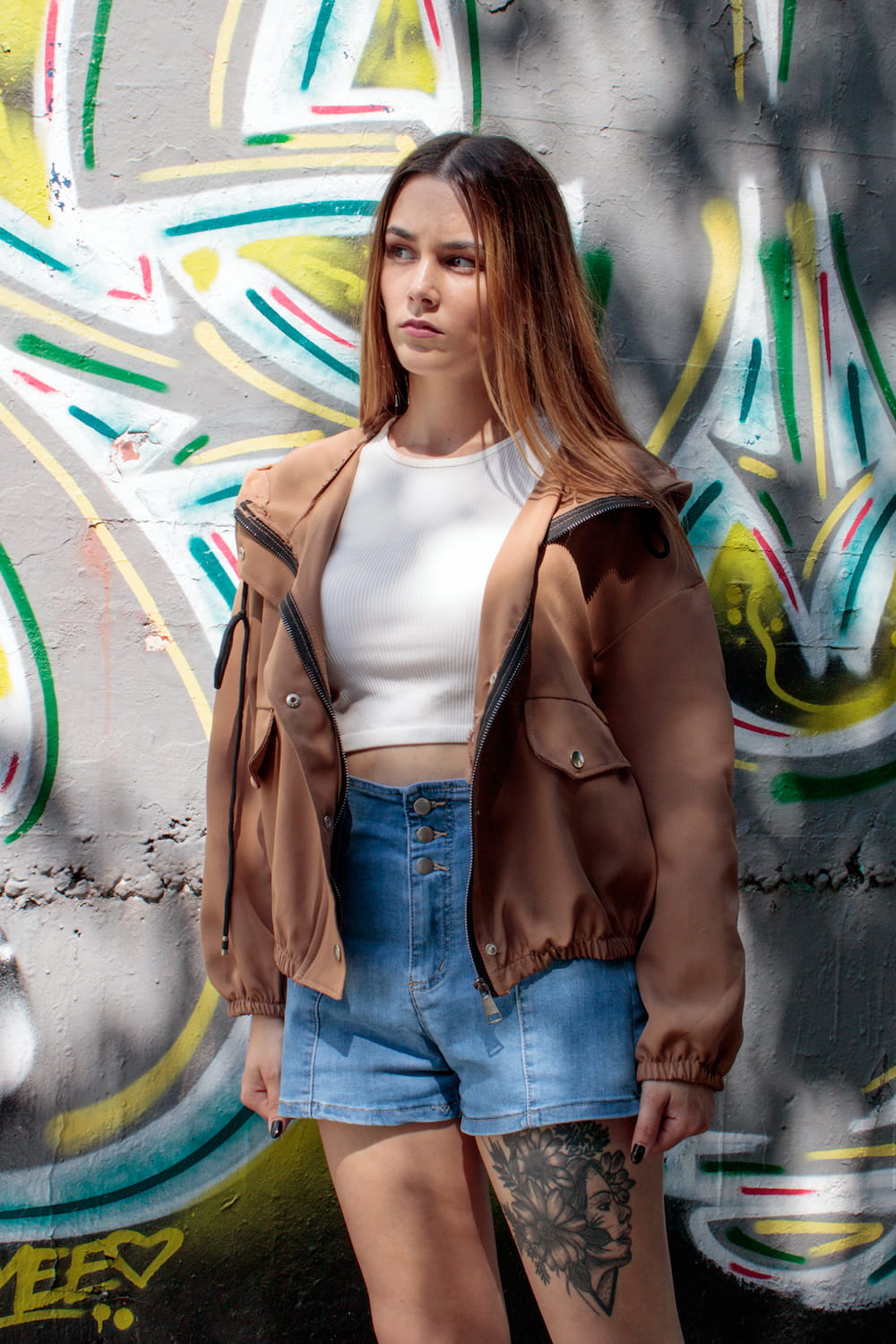 Parka curta com aperto de fecho e molas com capuz castanha.