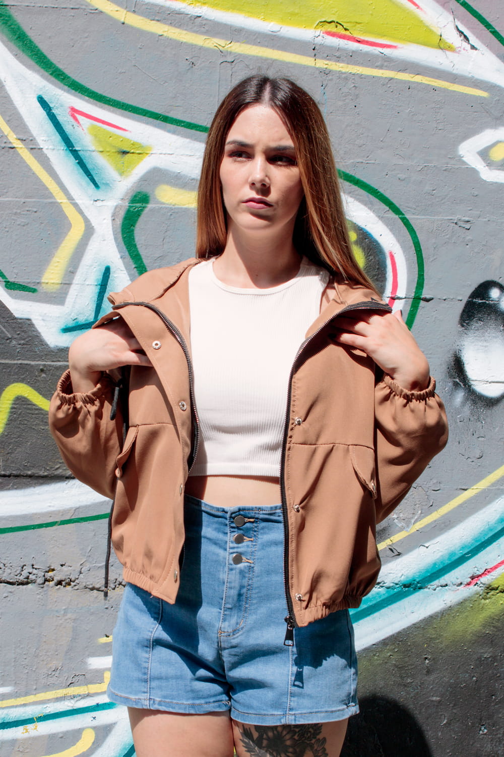 Parka curta com aperto de fecho e molas com capuz castanha, frente aberta.