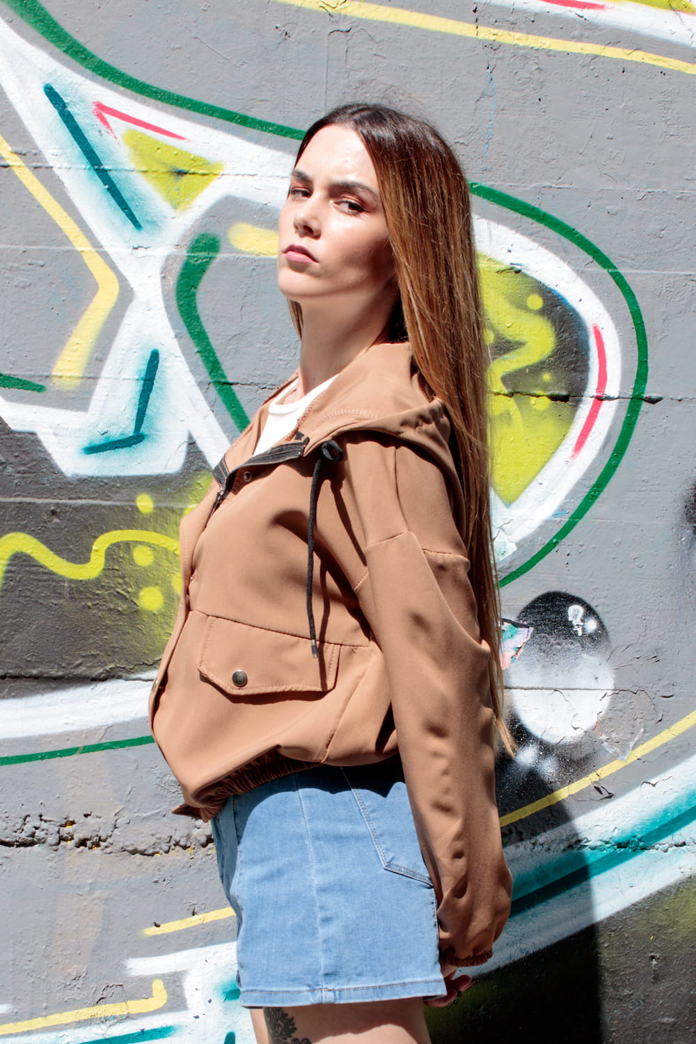 Parka curta com aperto de fecho e molas com capuz castanha, lado fechada.