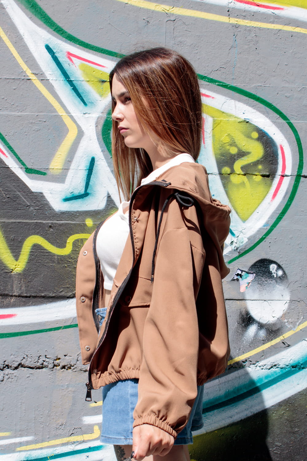 Parka curta com aperto de fecho e molas com capuz castanha, lado aberta.