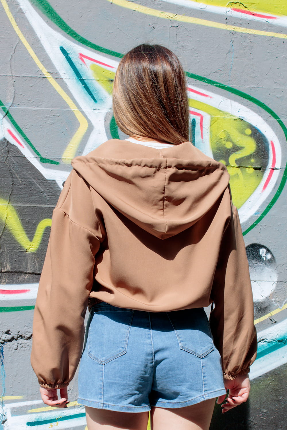 Parka curta com aperto de fecho e molas com capuz castanha, trás.