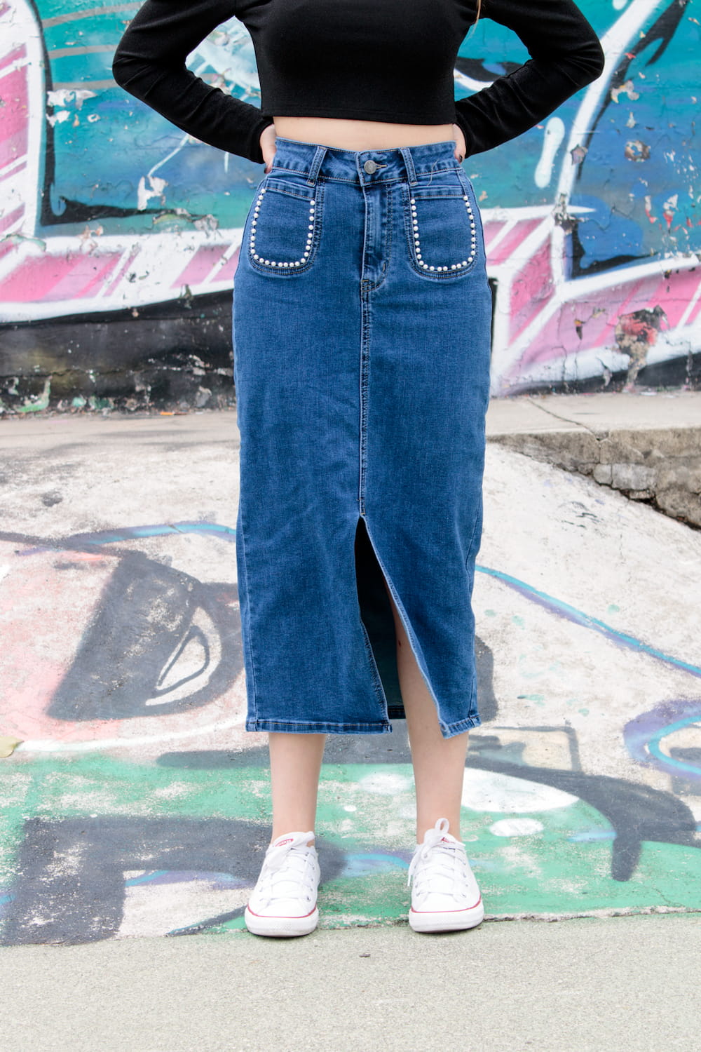 Saia de ganga midi com pormenores de pérolas nos bolsos azul, frente.