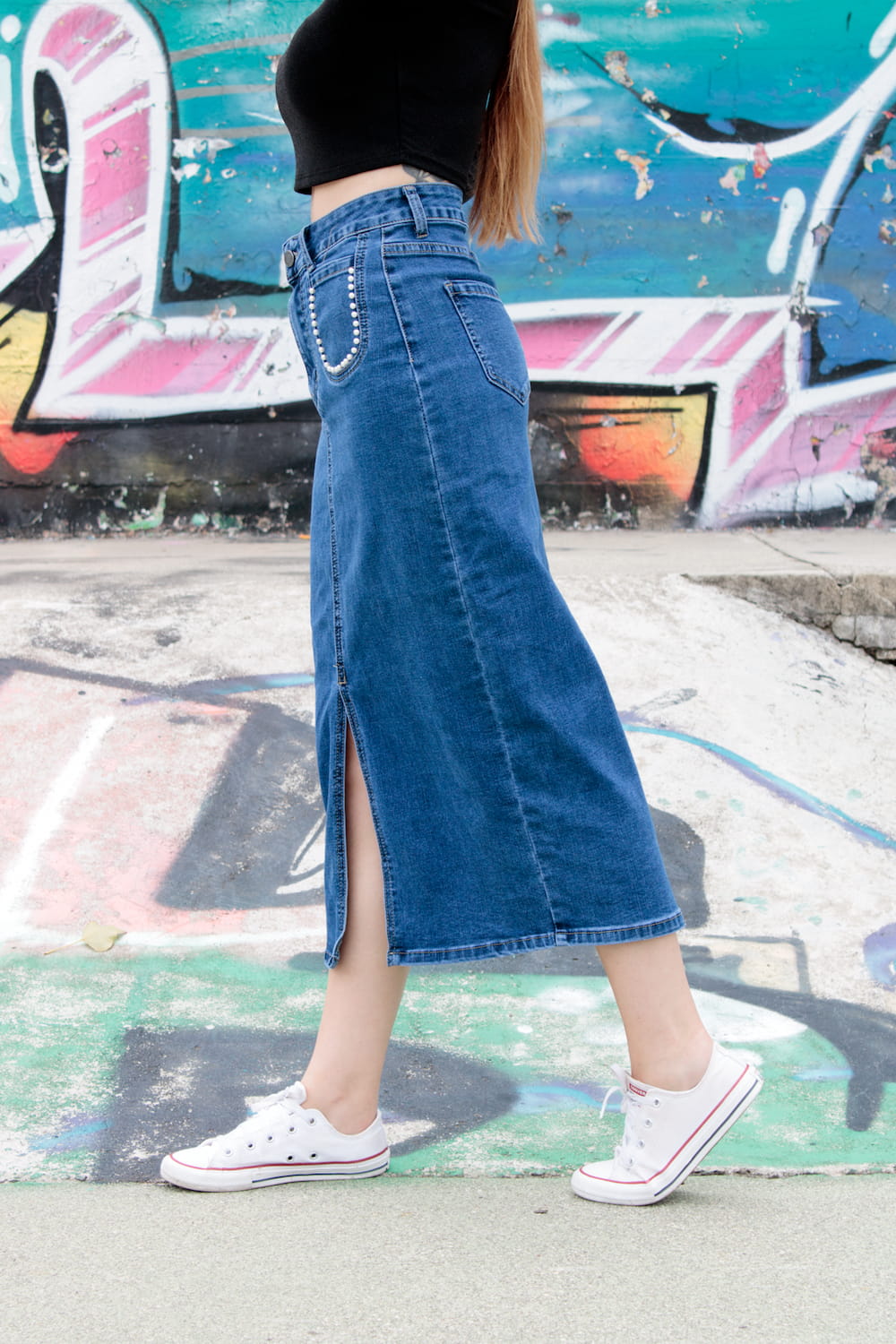 Saia de ganga midi com pormenores de pérolas nos bolsos azul, lado.