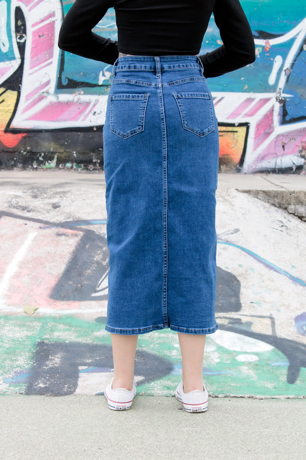 Saia de ganga midi com pormenores de pérolas nos bolsos azul, trás.