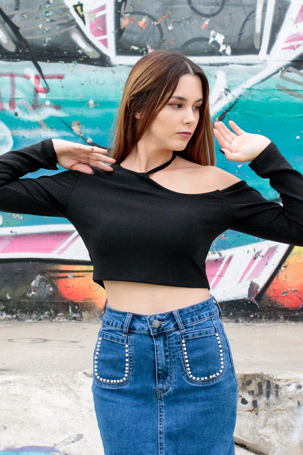 Top curto assimétrico com brilhantes preto, frente.