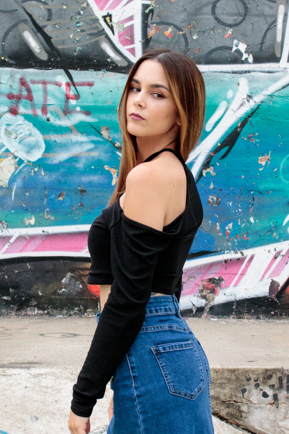 Top curto assimétrico com brilhantes preto, lado um.