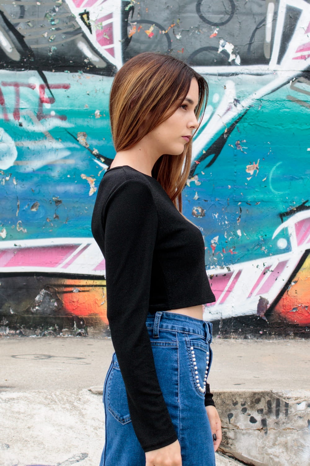 Top curto assimétrico com brilhantes preto, lado dois.