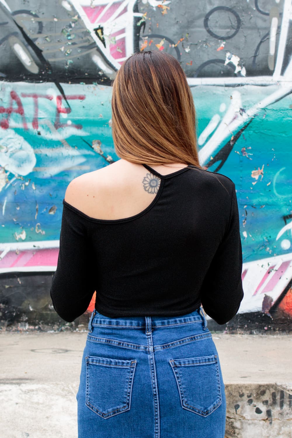 Top curto assimétrico com brilhantes preto, trás.