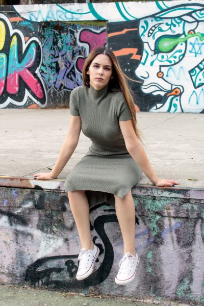 Vestido de malha justo midi de manga curta com gola perkins cáqui.