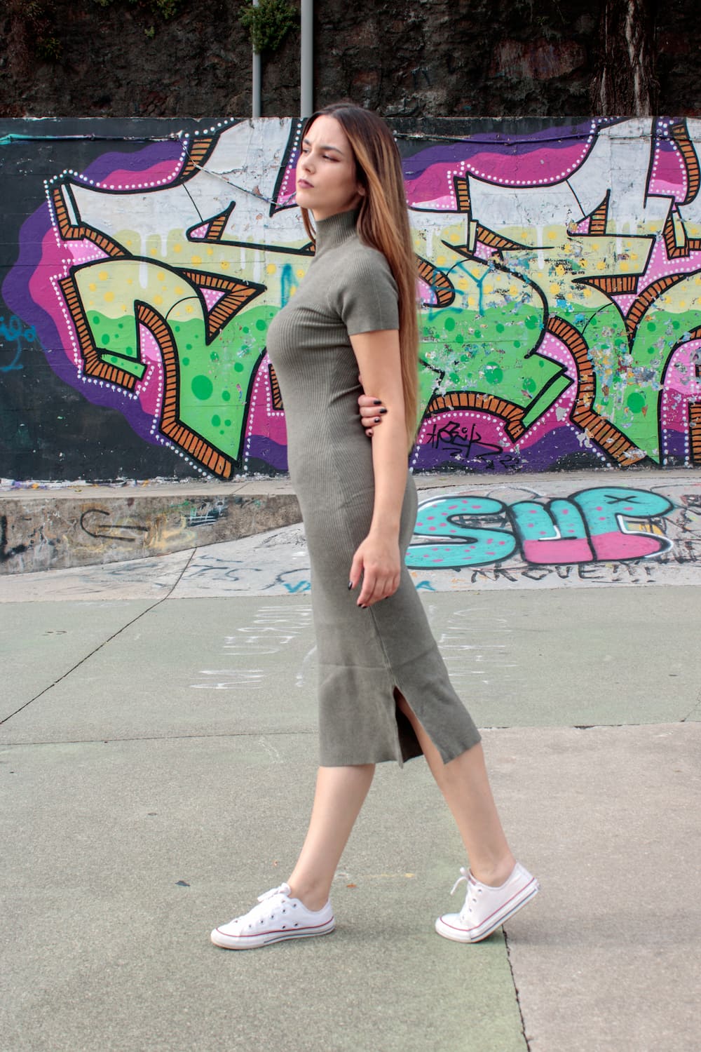 Vestido de malha justo midi de manga curta com gola perkins cáqui, lado.