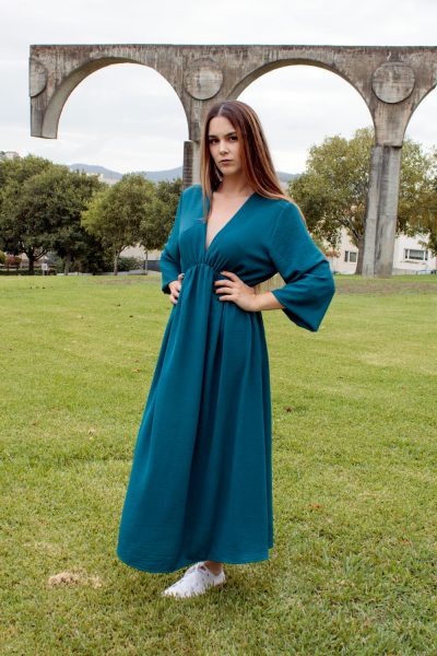 Vestido midi fluido com elástico na cintura azul.