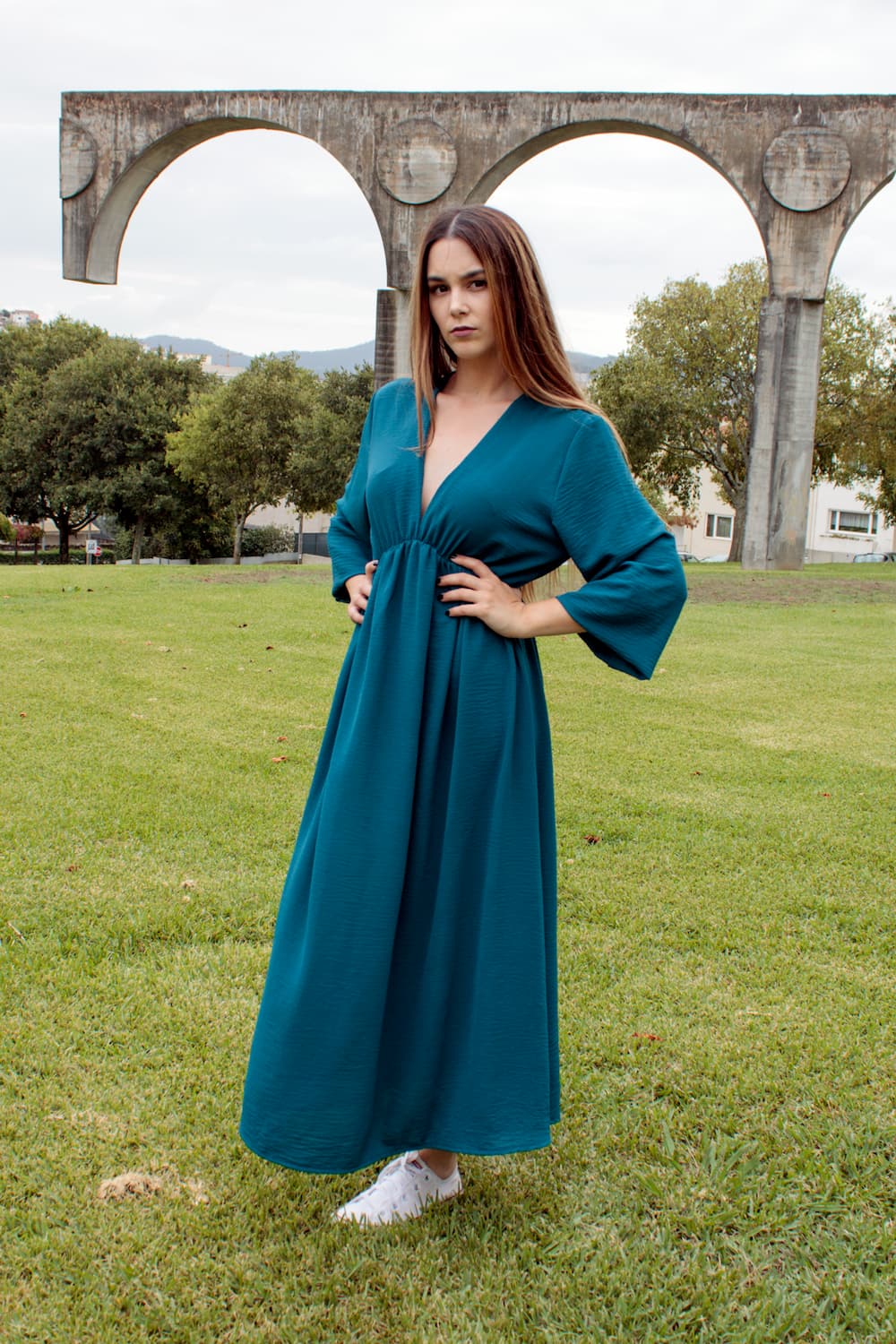 Vestido midi fluido com elástico na cintura azul.