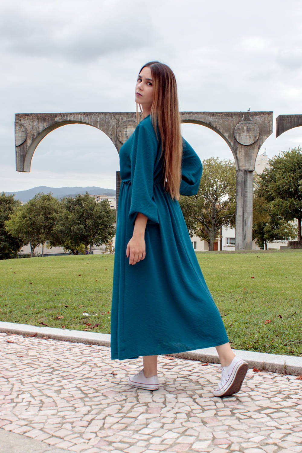 Vestido midi fluido com elástico na cintura azul.