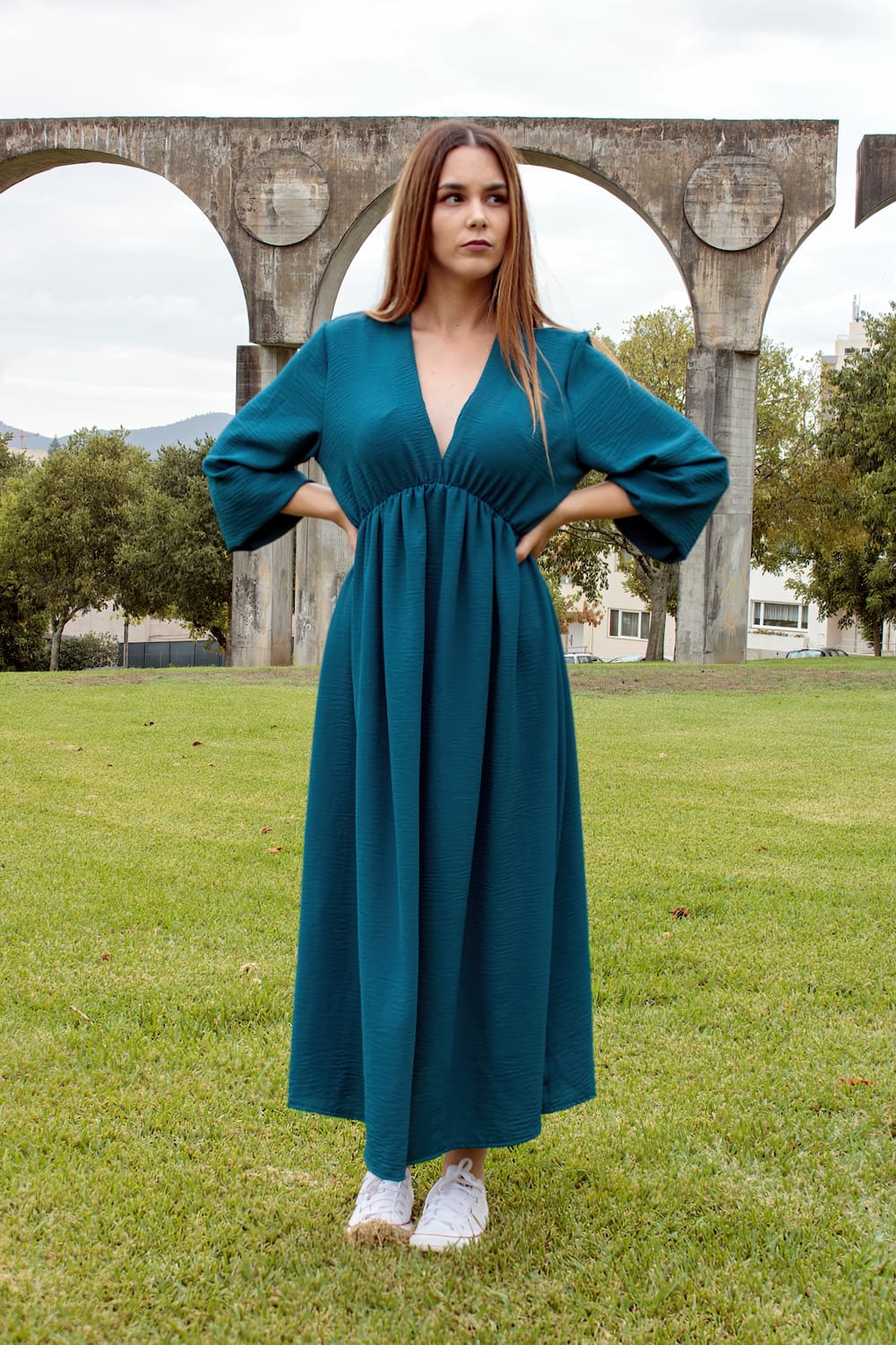 Vestido midi fluido com elástico na cintura azul, frente.