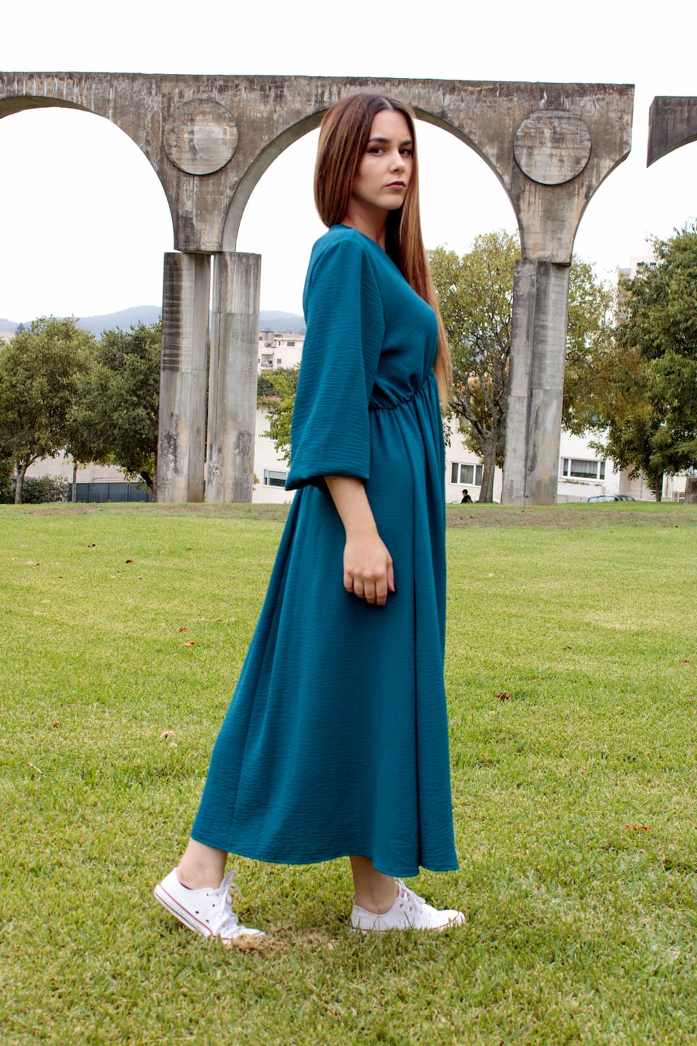 Vestido midi fluido com elástico na cintura azul, lado.